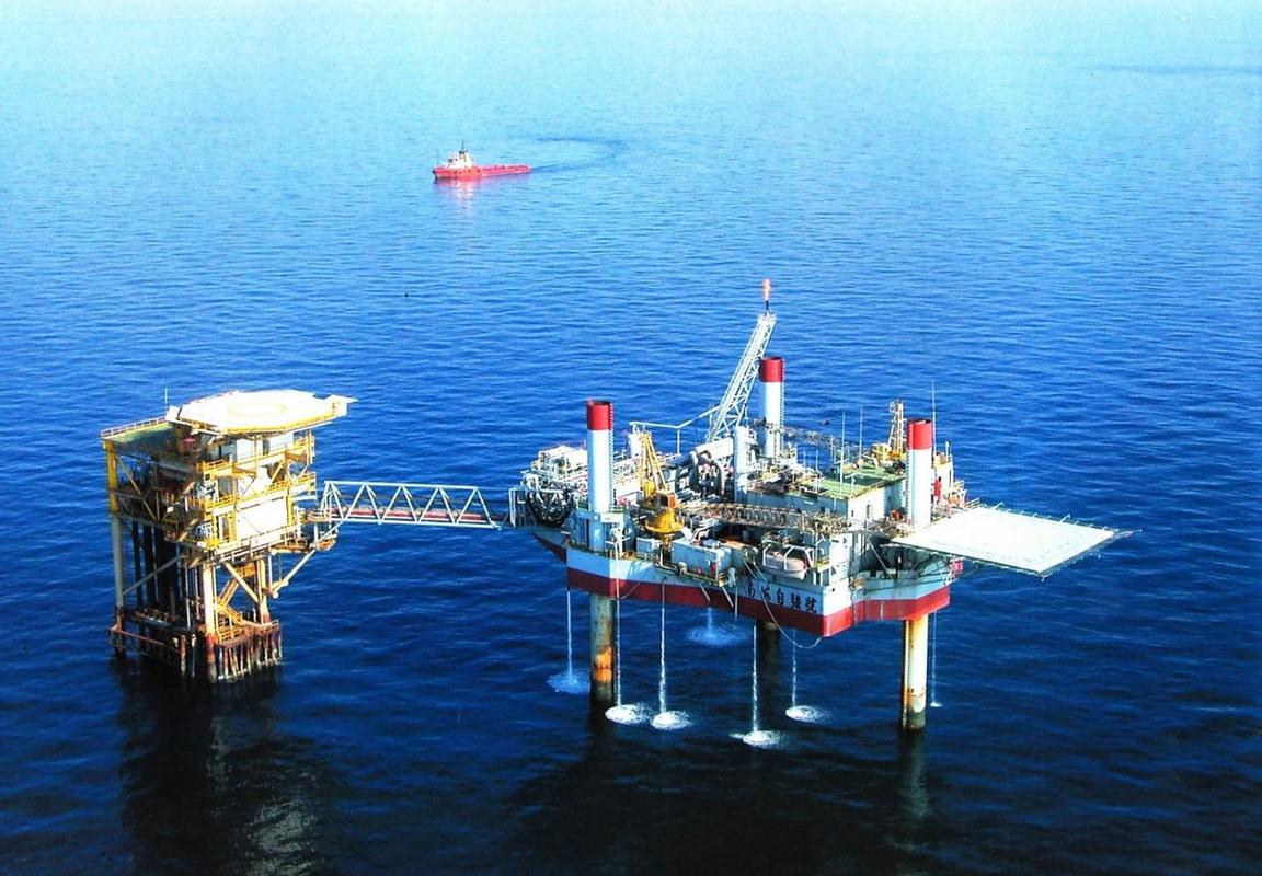 它是被用来开采石油的,作为海上石油开采的专用设备,它不仅能更好的